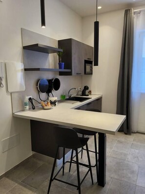 Frigorífic, microones, cafetera i tetera i torradora