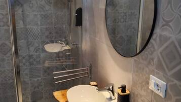 Articles de toilette (gratuits), séchoir à cheveux, serviettes fournies