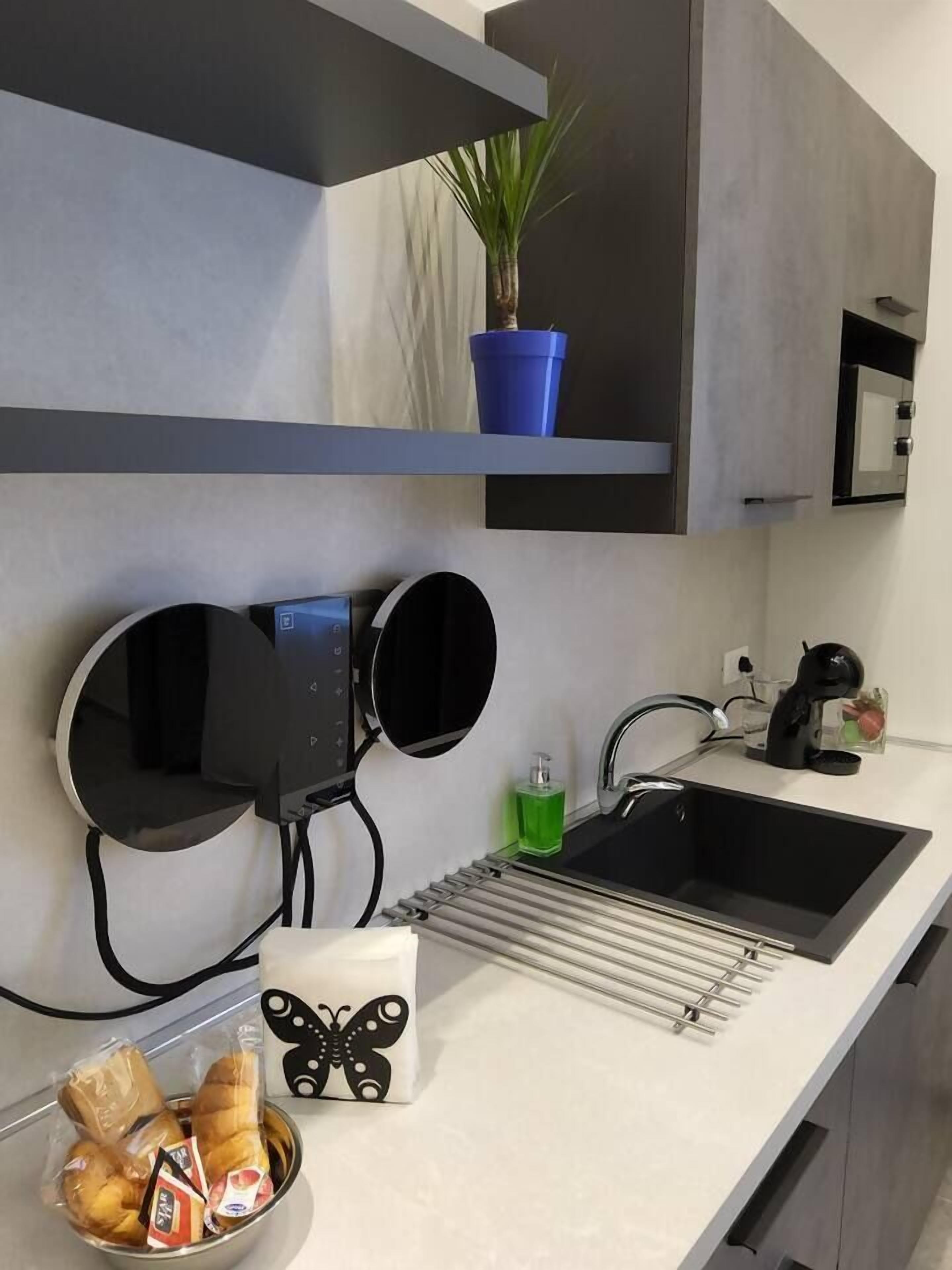 Jääkaappi, mikroaaltouuni, kahvin-/teenkeitin, leivänpaahdin