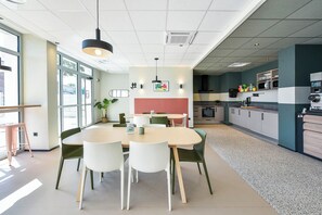 Jääkaappi, mikroaaltouuni, vedenkeitin