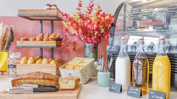 Petit déjeuner buffet (15 EUR par personne)