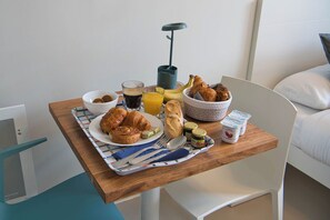 Petit déjeuner à emporter (10 EUR par personne)