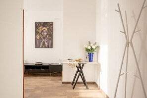 Un intérieur moderne comprenant un coin repas, un tableau au mur et un tableau blanc.