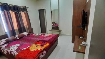 Classic Room, Non Smoking | Desk, laptop workspace