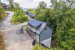 Exterior - Smoky Shores: Lakeview Cabin by Beyond Expectations: Hot Tub, Game Room & Beach (Sevierville)