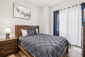 4 bedrooms, WiFi, bed sheets - Smoky Shores: Lakeview Cabin by Beyond Expectations: Hot Tub, Game Room & Beach (Sevierville)