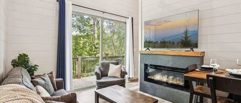 Smart TV, fireplace