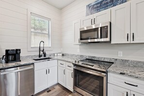 ثلاجة، ميكروويف، فرن، موقد طهي مسطح