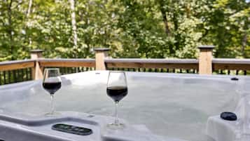 Tina de hidromasaje al aire libre