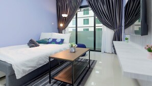 A modern hotel room with a bed, a small table, and a sofa. - Cozy JB Suasana 15 Suite, City Views (Johor Bahru)