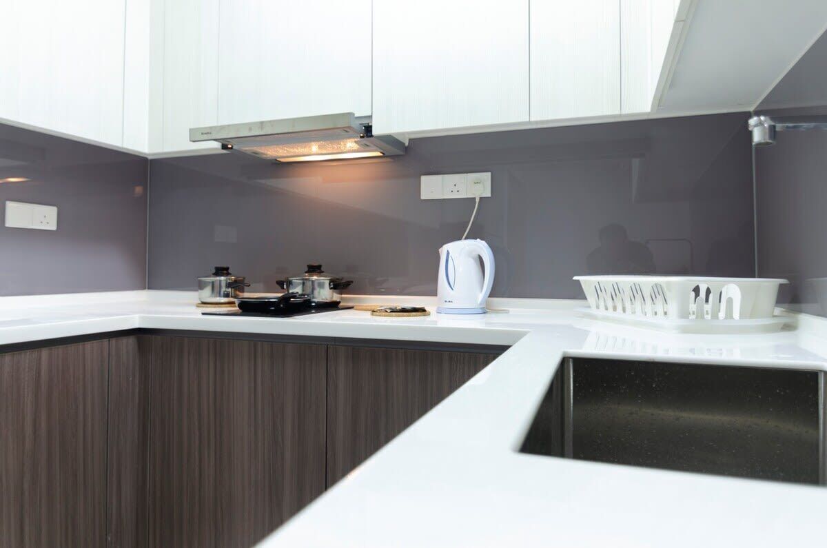 Kühlschrank, Mikrowelle, Herdplatte, Kochgeschirr/Geschirr/Besteck