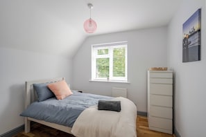 3 bedrooms, iron/ironing board, free WiFi, bed sheets - Detached House in Quiet Village - Pets Allowed (Ipswich)