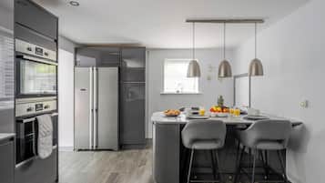 Kühlschrank, Mikrowelle, Ofen, Herdplatte