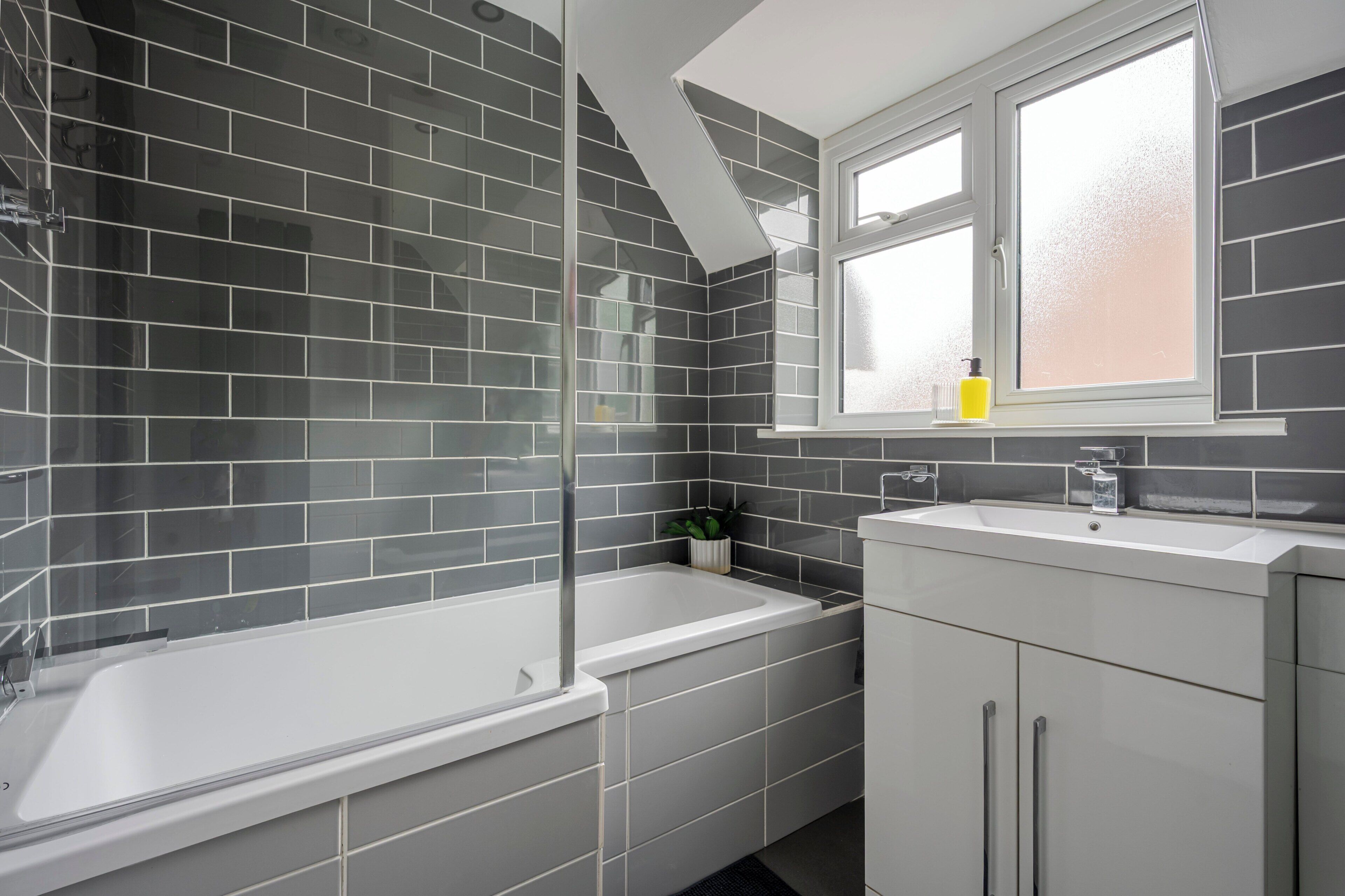 Combined shower/tub, deep soaking tub, hair dryer, towels