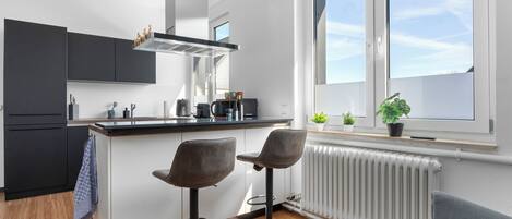 Frigorifero, microonde, forno, piano cottura