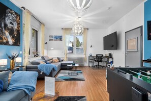 Téléviseur connecté, table de baby-foot, livres