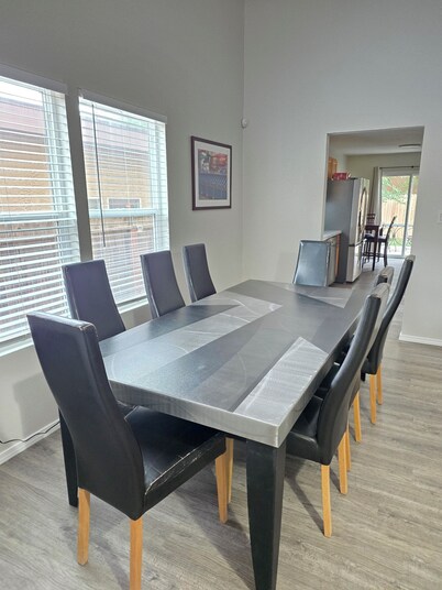Metro Dreamzz” 4 bedroom, Pets Welcome, 5G Fiber Wifi !