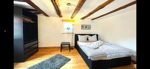 2 室のベッドルーム、アイロン / アイロン台、WiFi (無料)、ベッドシーツ