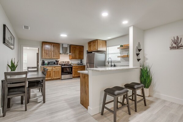 Fridge, microwave, oven, stovetop - *NEW* The Round Up | 4BR | Walk to TSU | Downtown (Stephenville)