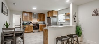 4BR · Sleeps 9 · Walk to Tarleton · Fenced Yard