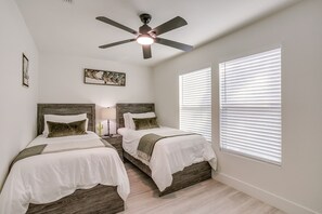 4 habitaciones, escritorio, tabla de planchar con plancha y wifi gratis 