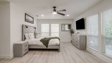 4 Schlafzimmer, Schreibtisch, Bügeleisen/Bügelbrett, kostenloses WLAN