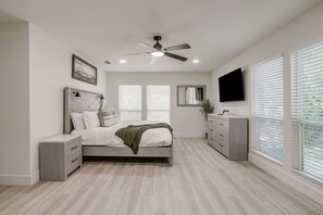 4 bedrooms, desk, iron/ironing board, free WiFi - *NEW* The Round Up | 4BR | Walk to TSU | Downtown (Stephenville)