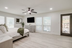 4 bedrooms, desk, iron/ironing board, free WiFi