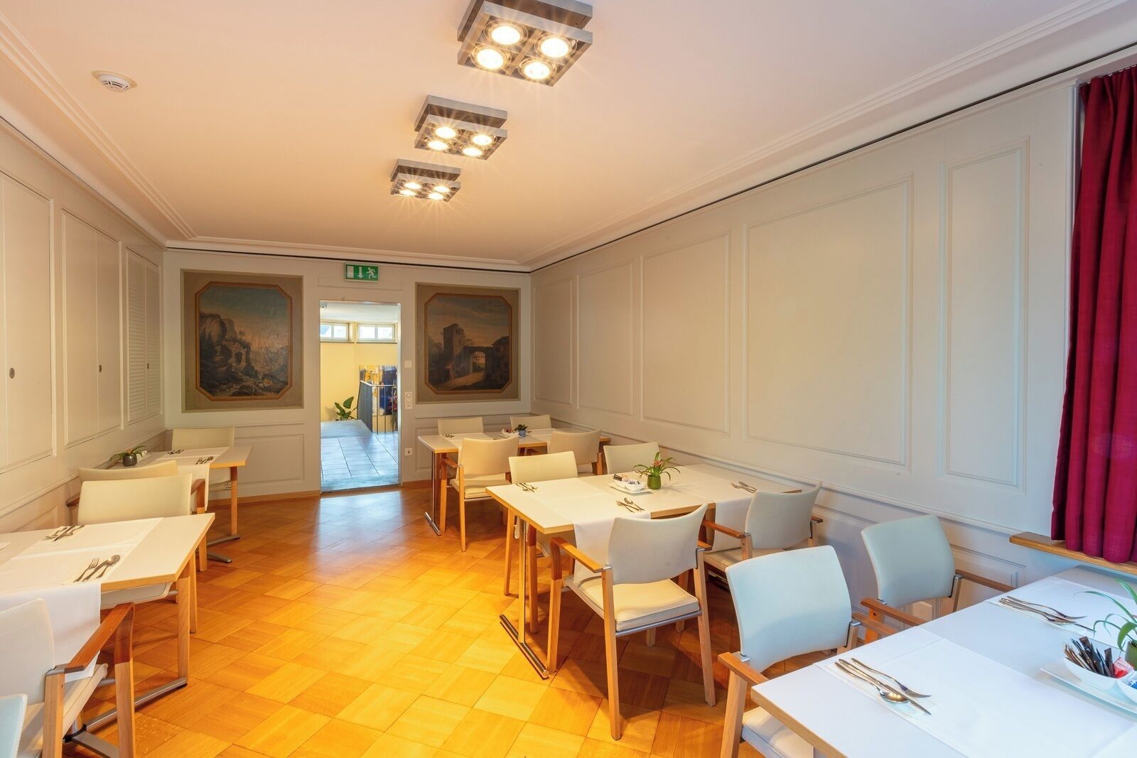 بوفيه فطور يوميًا بتكلفة قدرها (20 CHF للشخص)