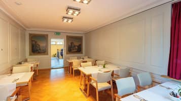 Desayuno buffet (CHF 20 por persona)