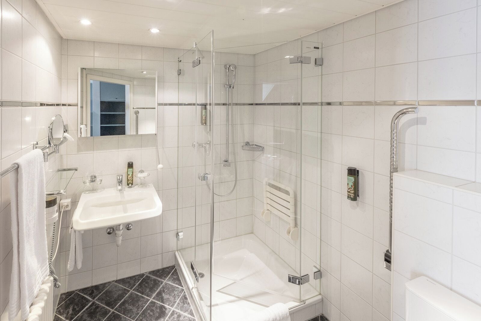 스탠다드 더블룸 | 욕실 | 헤어드라이어, 타월, 비누, 샴푸