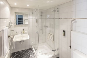 Kamar Double Standar | Kamar mandi | Pengering rambut, handuk, sabun, dan sampo