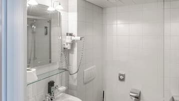 Standard-Doppelzimmer | Badezimmer | Haartrockner, Handtücher, Seife, Shampoo