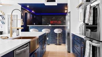 Een koelkast, een microgolfoven, een kookplaat, een vaatwasser