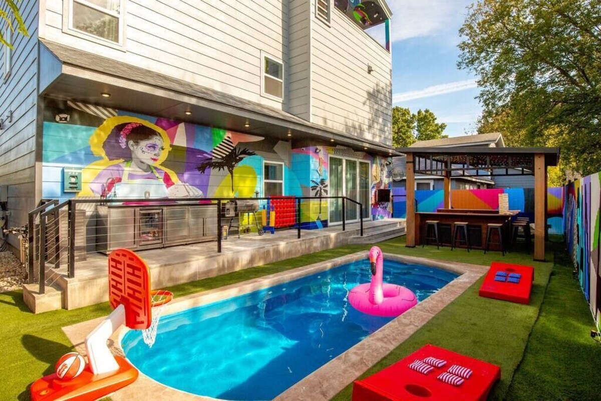 City Views Rooftop Karaoke, Pool, Hot Tub, Games