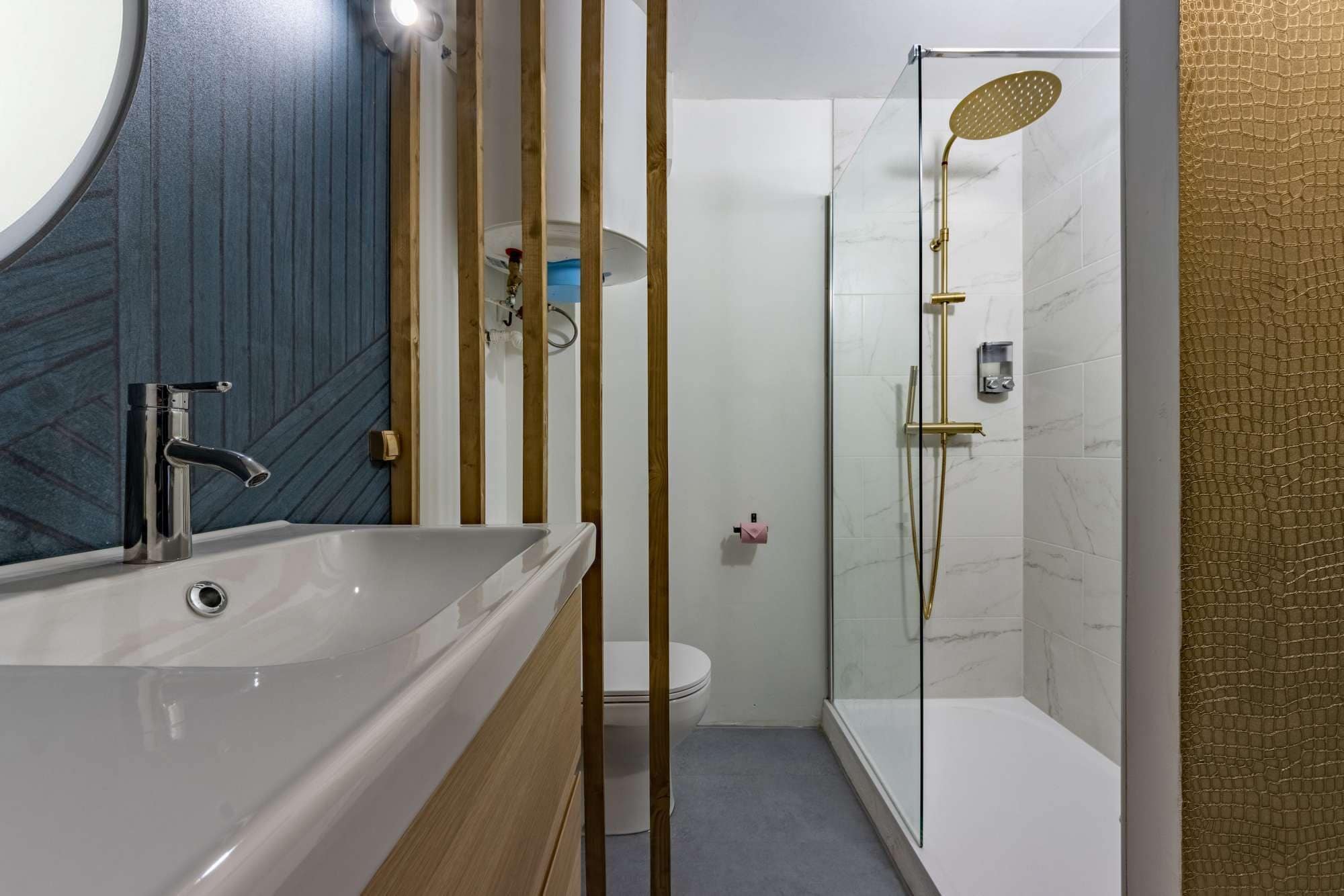 Douche, sèche-cheveux, serviettes fournies