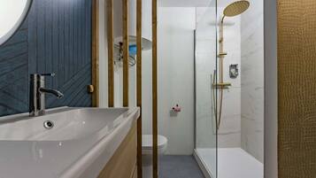 Douche, sĂšche-cheveux, serviettes fournies