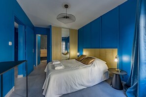 1 slaapkamer, een bureau, een strijkplank/strijkijzer, wifi