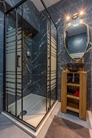 Shower, hair dryer, towels
