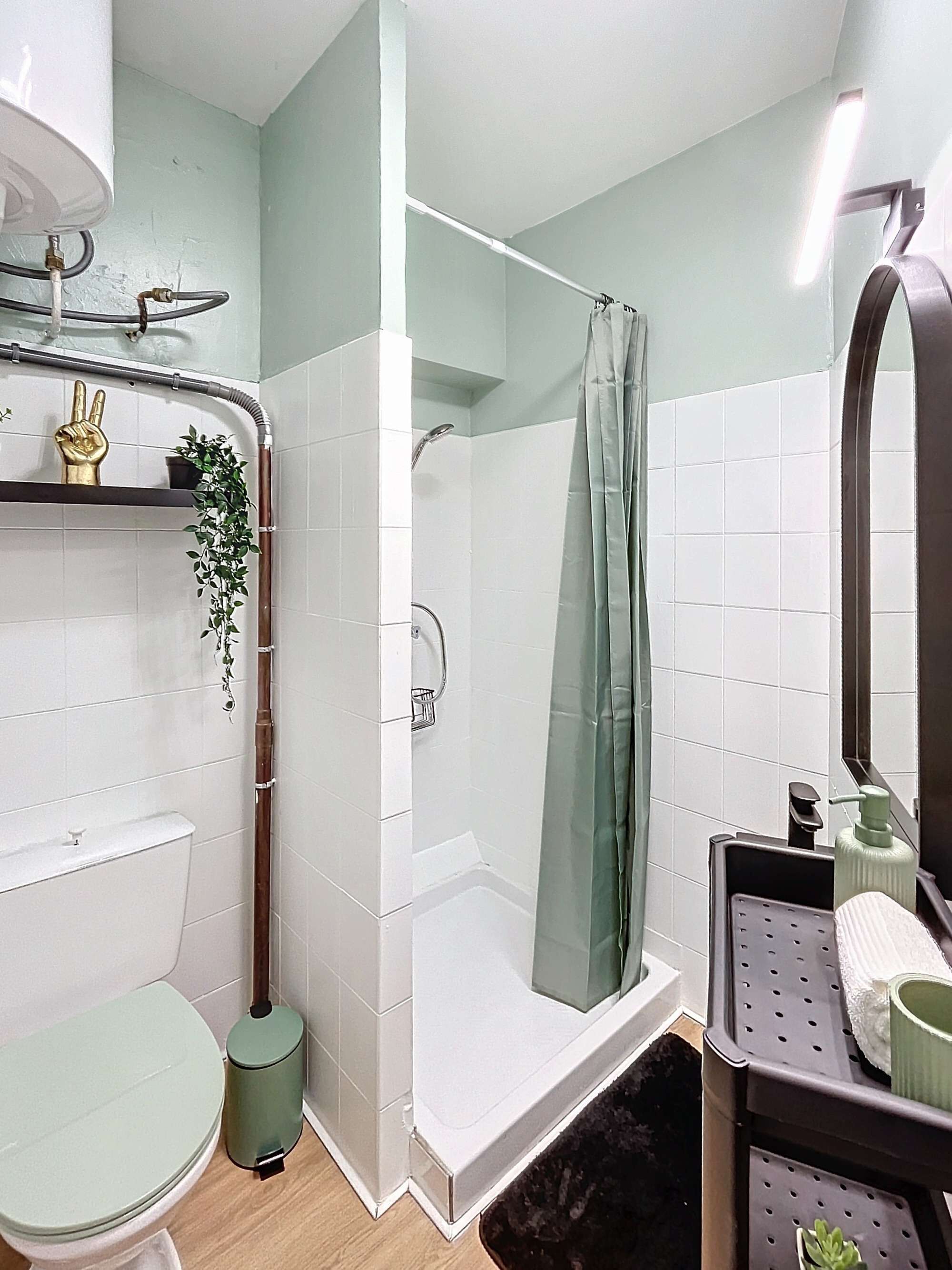 Une salle de bain moderne équipée d’une douche, de toilettes et d’un lavabo.