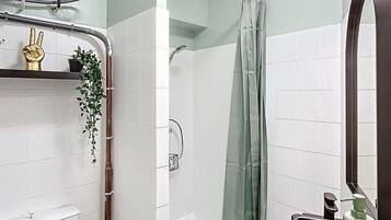 Une salle de bain moderne équipée d’une douche, de toilettes et d’un lavabo.