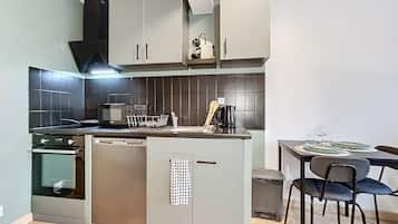 Kühlschrank, Mikrowelle, Ofen, Herdplatte