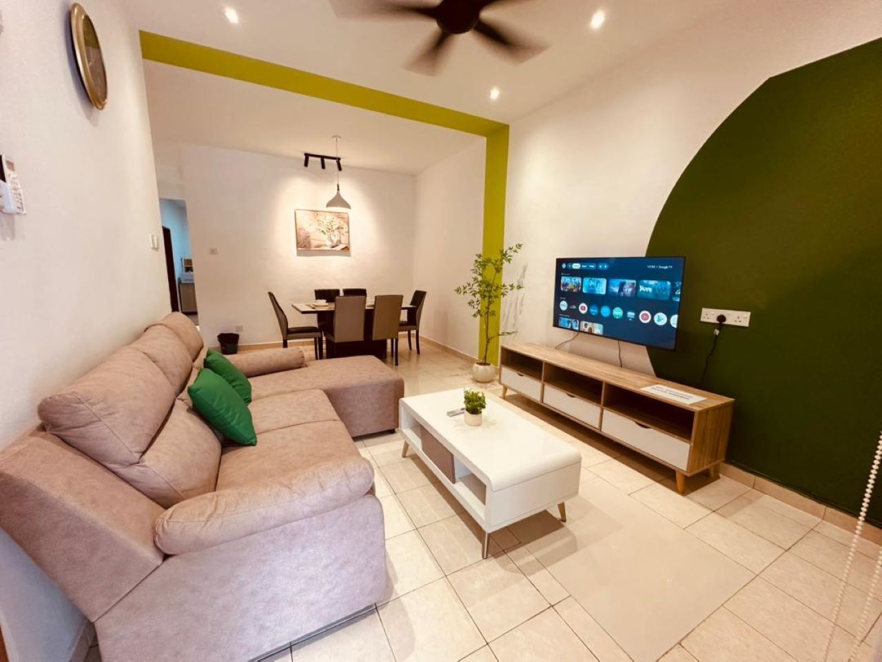 Basic House | Living area | Smart TV