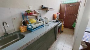 Vil·la bàsica | Cuina privada | Microones, placa de cuina i utensilis de cuina, vaixella i coberteria