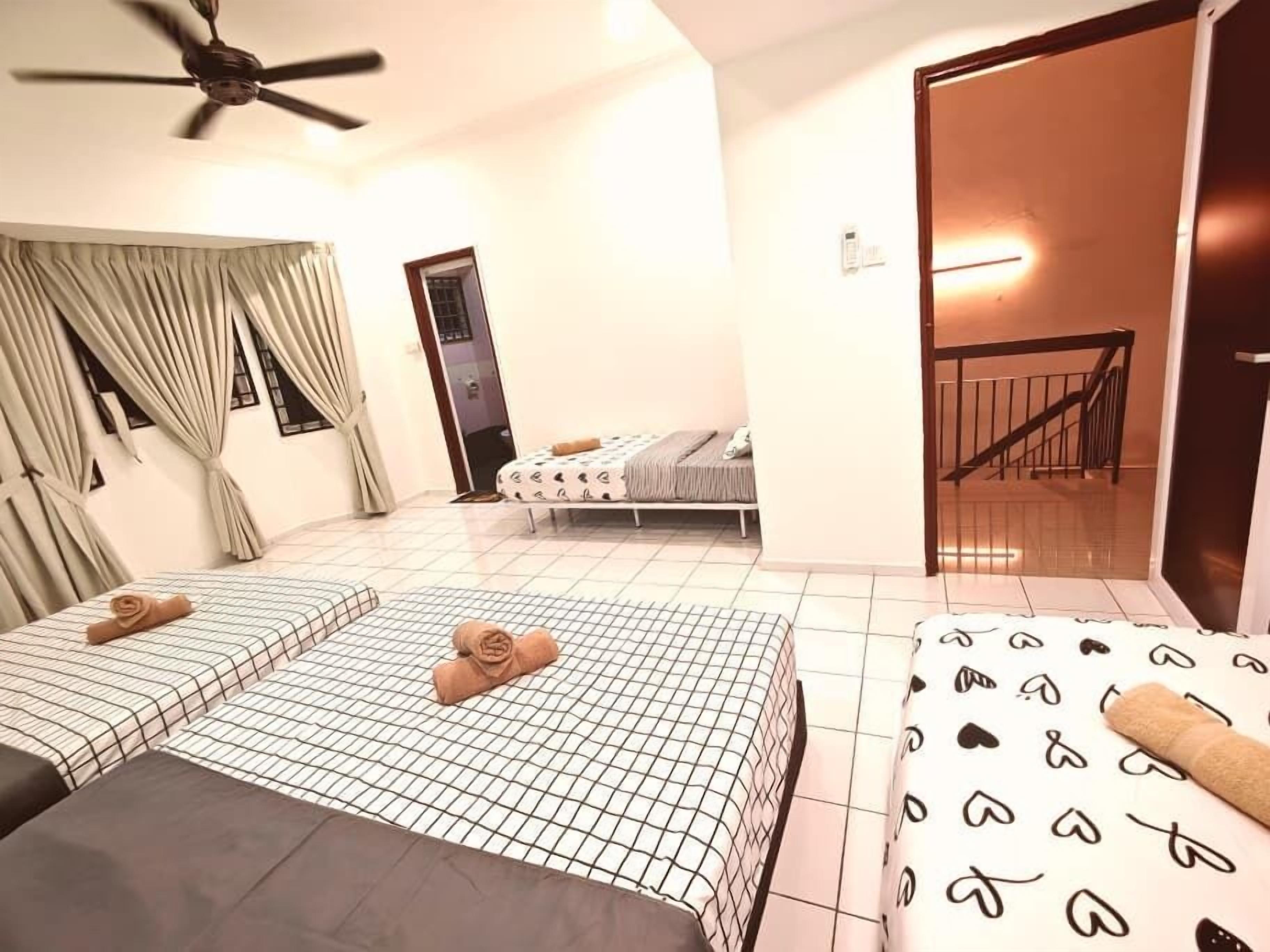 Tabla de planchar con plancha, wifi gratis y ropa de cama 