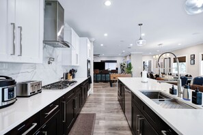 Een koelkast, een magnetron, een oven, een kookplaat