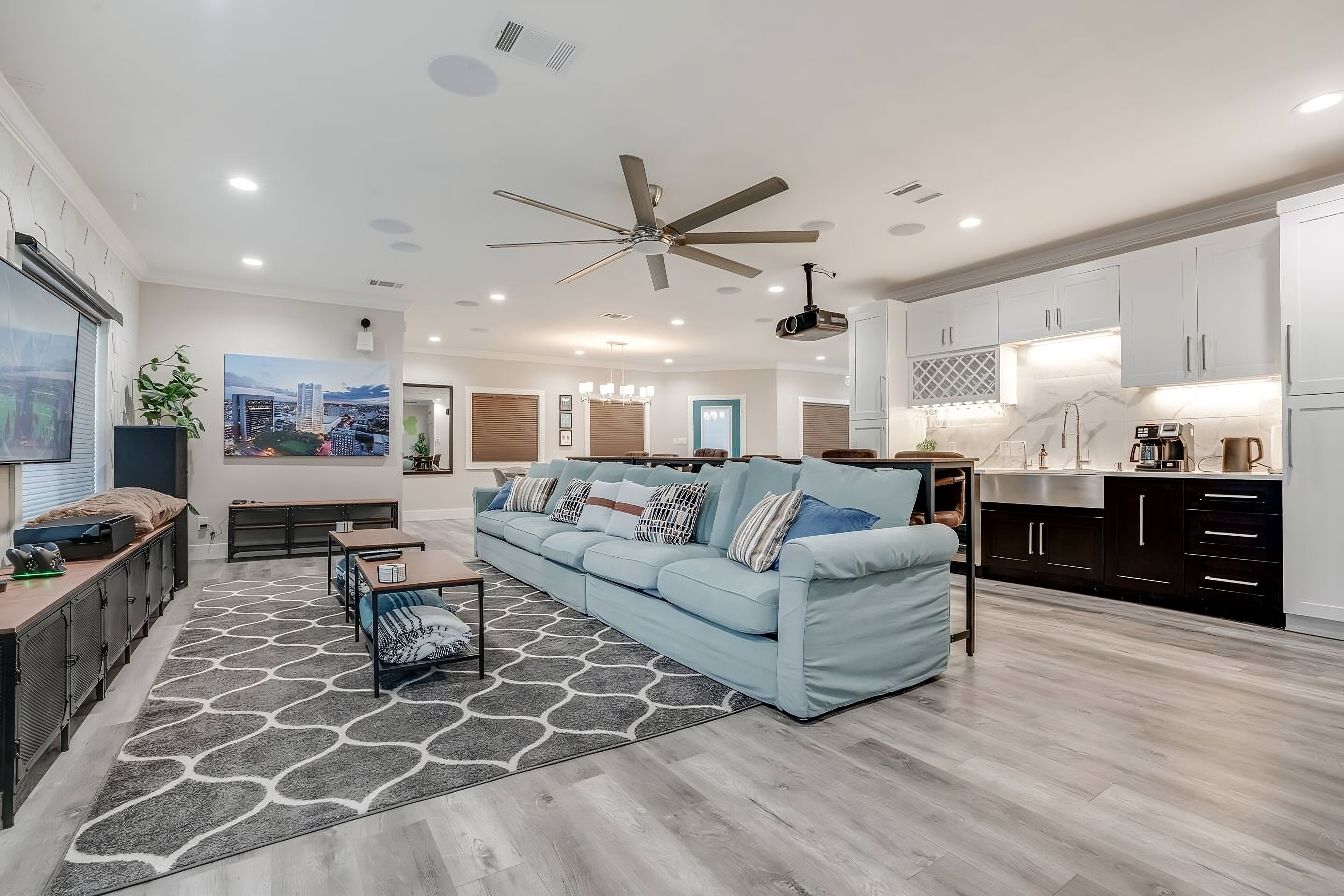 Smart TV, videojuegos, futbolito y videoteca 