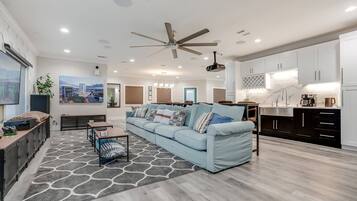 Smart TV, videojuegos, futbolito y videoteca