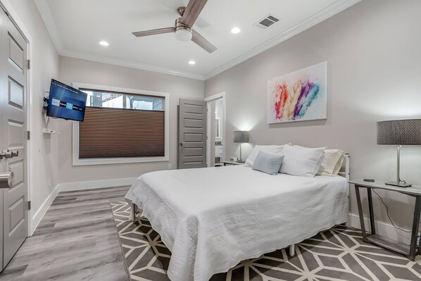 6 bedrooms, desk, iron/ironing board, free WiFi