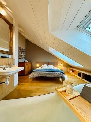 3 bedrooms, desk, iron/ironing board, free WiFi